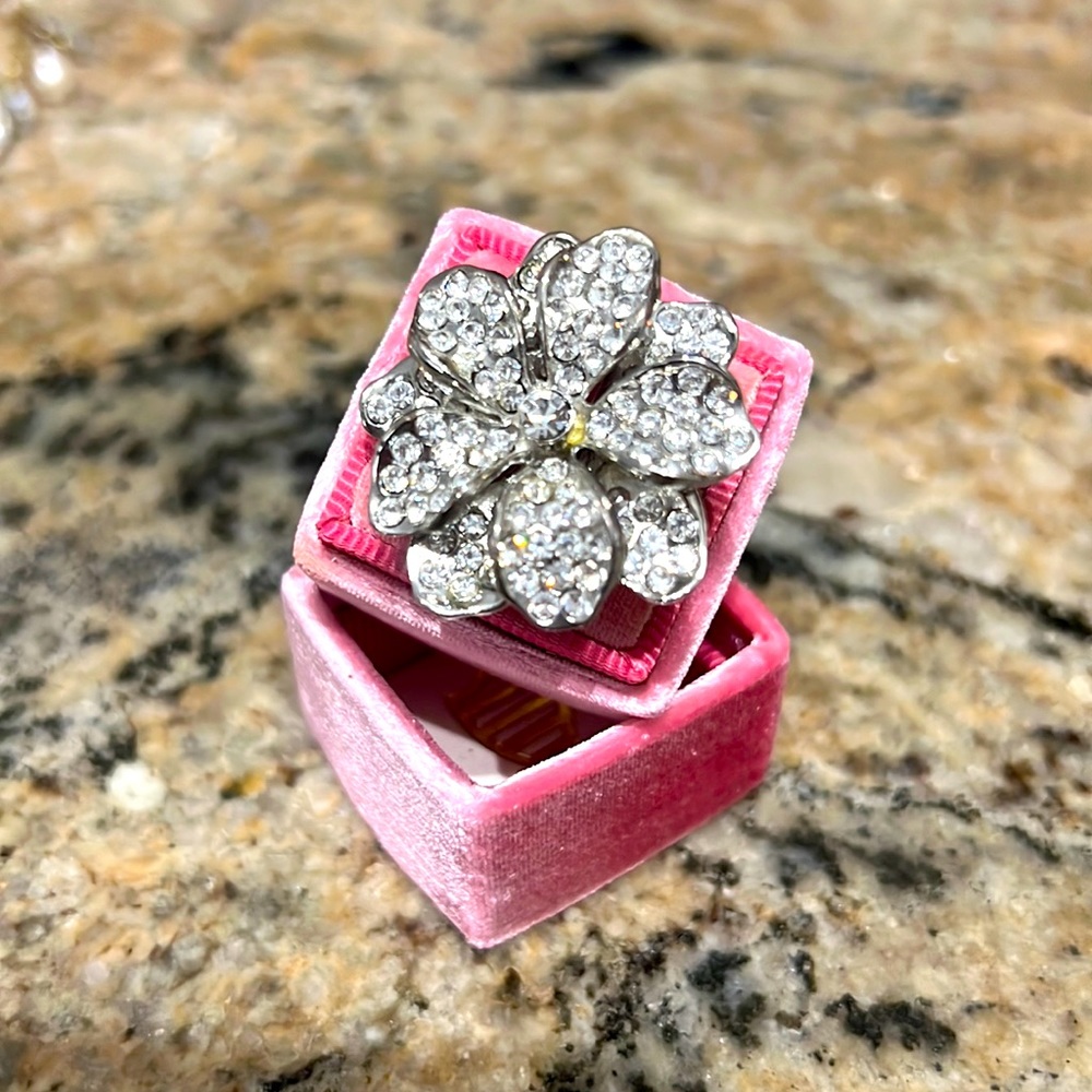 Costumer Ring, Flower